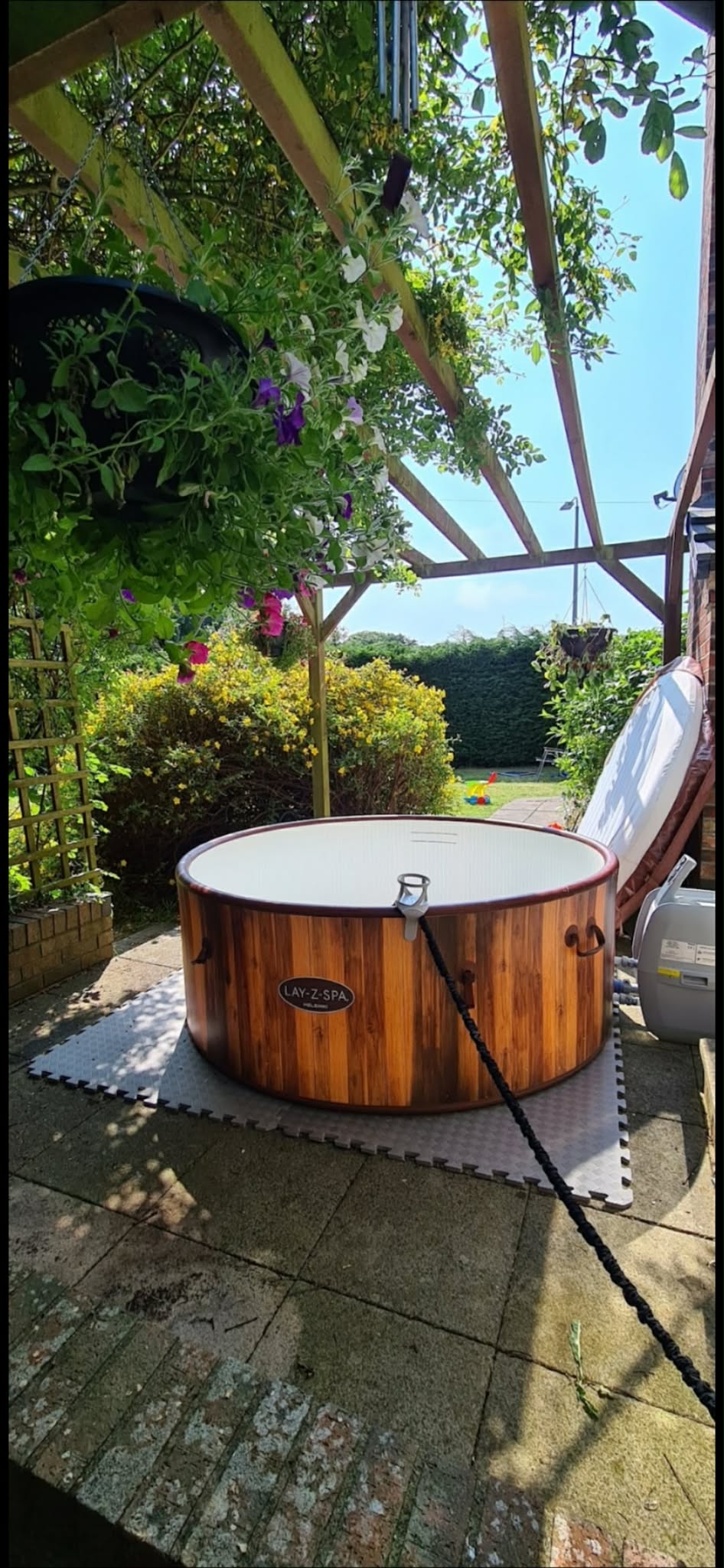 Helsinki hot tub under pergola